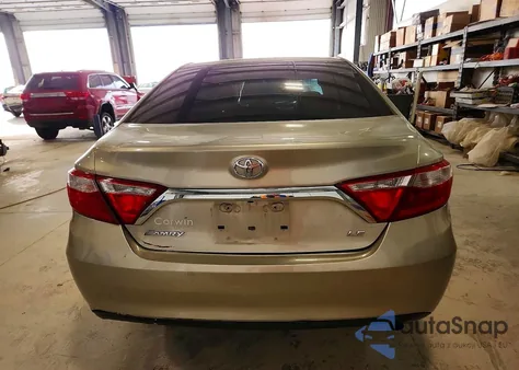 2015 Toyota Camry Le z USA, uszkodzony, nr VIN 4T4BF1FK7FR514579